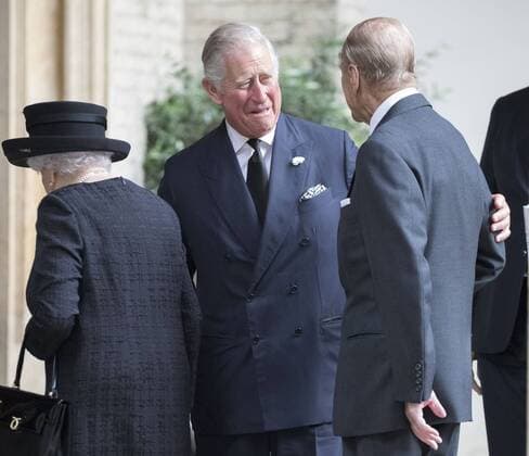 218931 Papixs Starface 2017-06-27 London Royaume Uni Funerailles de la Comtesse Mountbatten - 27th June 2017 London UK Britain s Queen Elizabeth accompanied by Prince Philip and Prince Charles attends the funeral of The Countess Mountbatten of Burma at St Paul s Church in Knightsbridge. Reine Elizabeth Elisabeth II de Windsor (Angleterre); Prince Philip duc d Edimbourg (Angleterre)  Copyright: xPapixsx xStarfacex STAR_218931_006
