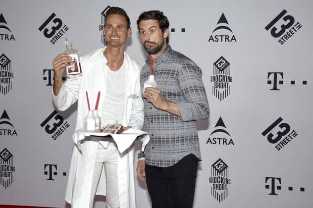 Tom Beck und Statist Florian bei der Verleihung des 13th Street Shocking Short Award 2017 im Rahmen des 35. Filmfest München 2017 in der Serologischen Klinik für Nervenkitzel. München, 27.06.2017 Foto:xP.xSchönbergerx xFuturexImage