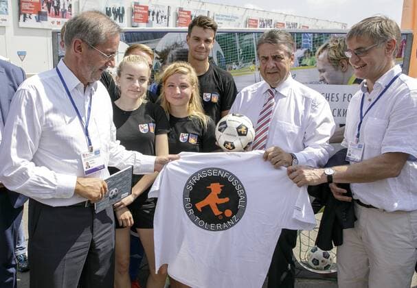 Sigmar Gabriel, SPD, Vizekanzler und Bundesaussenminister, trifft in Krasnodar Russland Teilnehmer des Aktionstages - Strassenfussball fuer Toleranz -. Hier mit dem Vorsitzenden des Vorstandes des Deutsch-Russischen Forums e.V. , Matthias Platzeck und Teilnehmern der Veranstaltung. Krasnodar 29.06.2017 Krasnodar Russland Copyright: xThomasxImo photothek.netx