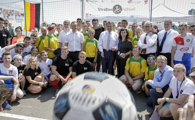 Sigmar Gabriel, SPD, Vizekanzler und Bundesaussenminister, trifft in Krasnodar Russland Teilnehmer des Aktionstages - Strassenfussball fuer Toleranz -. Krasnodar 29.06.2017 Krasnodar Russland Copyright: xThomasxImo photothek.netx