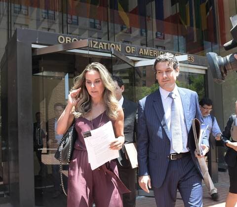 Mexican actress Kate del Castillo (L) and lawyer Federico Mery Sanson (C) leave the Inter American Commission of Human Rights (IACHR) in Washington DC, United States, 29 June 2017. Del Castillo, who is linked to Mexican druglord Joaquin el Chapo Guzman, sued the Mexican Government before the IACHR for violationg her rights during the case related to the druglord. Kate del Castillo sues the Mexican Government on the Chapo case !ACHTUNG: NUR REDAKTIONELLE NUTZUNG!  Copyright: xLENINxNOLLYx WAS001 20170629-636343655598369054