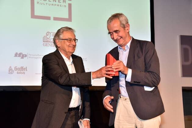 Der Ex Minister Gerhart Baum (l) überreicht dem Buchhändler Walther König (r) den Ehrenpreis am 29.06.2017 in Köln bei der Verleihung des 8. Kölner Kulturpreis. Der Kölner Kulturpreis ist eine Auszeichnung des Kölner Kulturrates. Er würdigt die Leistungen des Vorjahres.