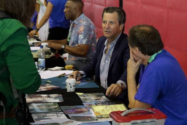 Der Schauspieler Dirk Benedict (Kampfstern Galactica, Das A-Team, u.a.) schreibt Autogramme, Einzelbild, Event, Messe, Comic Con Germany 2017 in Stuttgart, xozx