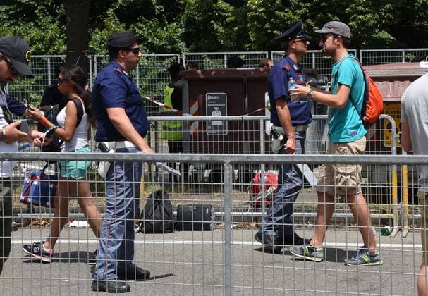 Foto IPP Sabattini Alessandro , Modena 1 07 2017 - Concerto di Vasco Rossi al Modena Park - Nella foto controlli della Polizia con uso di Metal Detector agli ingressi  0