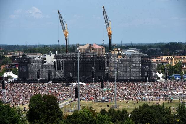 Foto IPP Sabattini Alessandro , Modena 1 07 2017 - Concerto di Vasco Rossi al Modena Park - Nella foto una panoramica dall alto del palco con le due enormi gru .  0