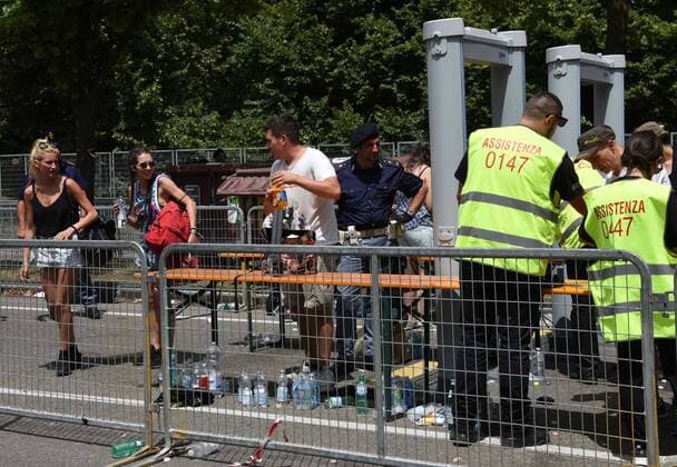Foto IPP Sabattini Alessandro , Modena 1 07 2017 - Concerto di Vasco Rossi al Modena Park - Nella foto controlli della Polizia con uso di Metal Detector agli ingressi  0