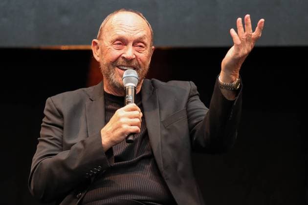Der US-amerikanische Schauspieler John Ashton (USA) stellt sich auf der Bühne den Fragen der Besucher, Star, Stargast, Einzelbild, gibt Anweisungen, gestikuliert, mit den Armen gestikulieren, gives instructions, gesticulate, mit Mikrofon, Event, Messe, Comic Con Germany 2017 in Stuttgart, xozx