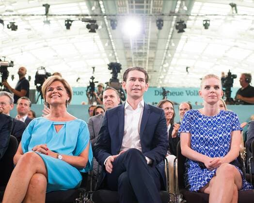 Wien 01.07.2017, Design Center, Linz, AUT, OeVP, 38. ordentlicher Bundesparteitag, mit Wahl von Bundesminister Kurz zum neuen Bundesparteiobmann, unter dem Motto Zeit fuer Neues - Zusammen neue Wege gehen . im Bild v.l.n.r. Bettina Glatz-Kremsner (Oesterreichische Lotterien und Aussenminister und designierter OeVP-Chef Sebastian Kurz mit seiner Freundin Susanne Thier f.l.t.r. Bettina Glatz-Kremsner and Austrian Foreign Minister Sebastian Kurz with his girlfriend Susanne Thier during political convention of the Austrian People s Party with election of Sebastian Kurz as the new party leader at Design Centre in Linz, Austria on 2017 07 01.  EP_gru 