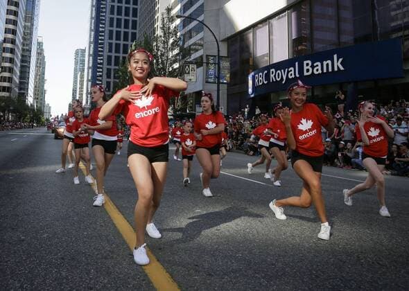 (170703) -- VANCOUVER, July 3, 2017 -- Performers participate in the 2017 Canada Day Parade in Vancouver, Canada, July 2, 2017. About 2,000 participants in different traditional costumes participated in this event to celebrate Canada s 150th birthday on Saturday in Vancouver. ) (yy) CANADA-VANCOUVER-150TH CELEBRATION OF CANADA DAY LiangxSen 
