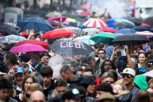 Zug der Liebe - Rave für mehr Mitgefühl und Nächstenliebe unter dem Motto: Presse- und Meinungsfreiheit am 01.07.2017 in Berlin. Berlin: Der Zug der Liebe startete an der Bernauer Straße gegenüber der Oderberger Straße am Mauerpark und durchquerte Berlin bis zum Endpunkt am Markgrafendamm. 15 Musik-Trucks, die vorrangig elektronische Musik spielten, nahmen teil und versorgten die Parade mit lautstarker Musik. Die Polizei schätzte die Zahl der Teilnehmer unter Vorbehalt auf ca. 17 000. - Regenschirm mit der Aufschrift: LIEBE