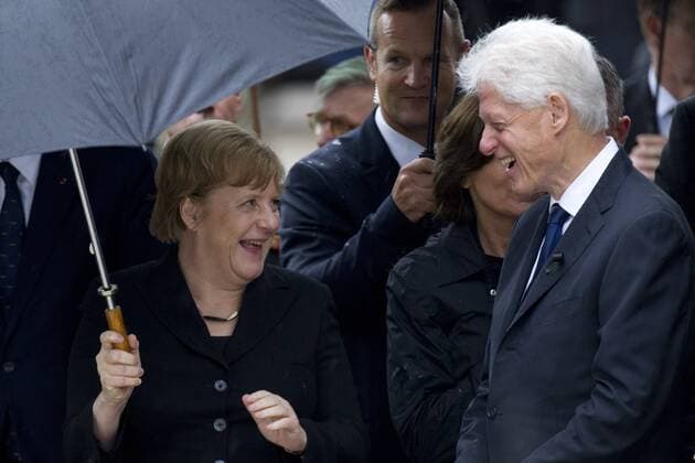 der ehemalige US-Praesident Bill CLINTON, Bundeskanzlerin Angela MERKEL, Militaerisches Ehrengeleit auf dem Domplatz, Staatsakt fuer den verstorbenen Altbundeskanzler Helmut Kohl im Dom zu Speyer, 01.07.2017.