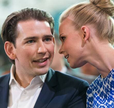 Sebastian Kurz und Freundin Susanne Thier Wien 01.07.2017, Design Center, Linz, AUT, OeVP, 38. ordentlicher Bundesparteitag, mit Wahl von Bundesminister Kurz zum neuen Bundesparteiobmann, unter dem Motto Zeit fuer Neues - Zusammen neue Wege gehen . im Bild Aussenminister und designierter OeVP-Chef Sebastian Kurz mit seiner Freundin Susanne Thier Austrian Foreign Minister Sebastian Kurz with his girlfriend Susanne Thier during political convention of the Austrian People s Party with election of Sebastian Kurz as the new party leader at Design Centre in Linz, Austria on 2017 07 01.  EX_GRU