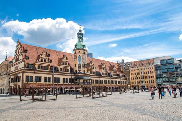 Das Alte Rathaus von Leipzig mit dem Marktplatz im Sommer.