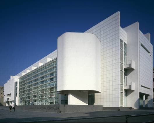 Architektur von Richard Meier The Barcelona Museum of Contemporary Art, 1987-1995. Overall exterior. Architect: Richard Meier and Partners Barcelona Spain  Copyright: xJohnxEdwardxLindenx 5587-210-1