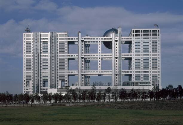 Fuji-Sankei Communications Group Headquarters Building, Odaiba, Tokyo, 1996. Rear elevation. Architect: Kenzo Tange Associates 1990 -1999 Japan  Copyright: xBillxTingeyx 8031-110-1