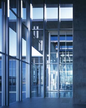 Architektur von Tadao Ando The Museum of Modern Art, Fort Worth, Texas, 2002. Interior with glass walls. Architect: Tadao Ando Fort Worth Texas USA  Copyright: xJohnxEdwardxLindenx 10562-130-1