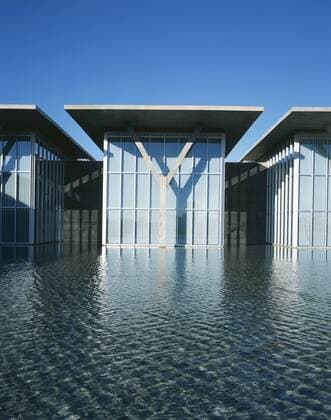 Architektur von Tadao Ando The Museum of Modern Art, Fort Worth, Texas (2002) Exterior Y-structure with water. Architect: Tadao Ando Forth Worth Texas USA  Copyright: xJohnxEdwardxLindenx 10562-40-1