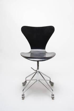 Designklassiker von Arne Jacobsen Series 3217 Chair, 1955 for Fritz Hansen. Designer: Arne Jacobsen  Copyright: xGxJacksonx 12528-50-1