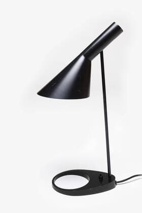 Designklassiker von Arne Jacobsen AJ Table Lamp, Danish, 1957, manufactured by Louis Poulsen. Designer: Arne Jacobsen  Copyright: xGxJacksonx 12529-620-1