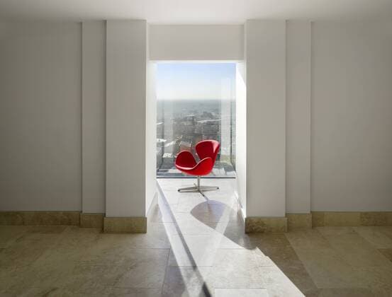 Designklassiker von Arne Jacobsen Red Arne Jacobsen swan chair in an alcove, City Tower, Manchester, Greater Manchester., Architects: Architects: Stephenson Bell Architects United Kingdom  Copyright: xDanielxHopkinsonx 12597-140-1