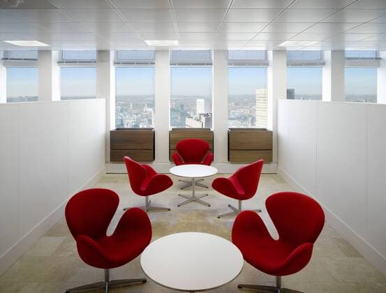 Designklassiker von Arne Jacobsen Red Arne Jacobsen swan chairs set around tables, City Tower, Manchester, Greater Manchester., Architects: Architects: Stephenson Bell Architects United Kingdom  Copyright: xDanielxHopkinsonx 12597-160-1