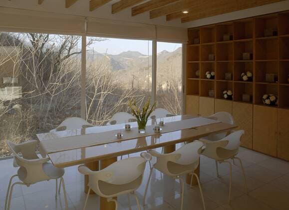 Architektur von Shigeru Ban The Furniture House, by Japanese architect Shigeru Ban, in the multi-dwelling project Commune by the Great Wall near Beijing, conceived by developers Zhang Xin and Pan Shiyi. The form is light, open and neo-Palladian, but the structural invention is a laminate of woven bamboo strips normally used for concrete formwork, here used for walls., Architects: Architects: Shigeru Ban Beijing China  Copyright: xMichaelxFreemanx 13318-180-1