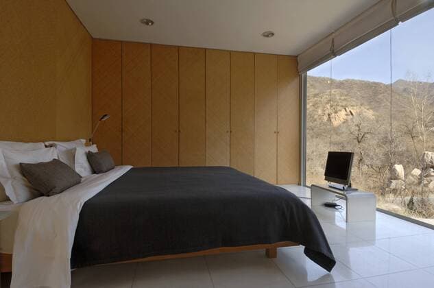 Architektur von Shigeru Ban The Furniture House, by Japanese architect Shigeru Ban, in the multi-dwelling project Commune by the Great Wall near Beijing, conceived by developers Zhang Xin and Pan Shiyi. The form is light, open and neo-Palladian, but the structural invention is a laminate of woven bamboo strips normally used for concrete formwork, here used for walls., Architects: Architects: Shigeru Ban Beijing China  Copyright: xMichaelxFreemanx 13318-200-1