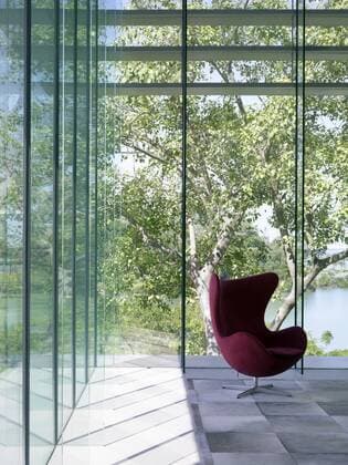 Designklassiker von Arne Jacobsen Arne Jacobsen chair in the corner of modern room, Lakeshore View, Sentosa Cove, Singapore Singapore  Copyright: xAaronxPocockx 13735-370-1