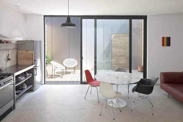 Designklassiker von Ray und Charles Eames Dining table and chairs in modern kitchen, Hackney, London United Kingdom  Copyright: xJoelxKnightx 13936-50-1