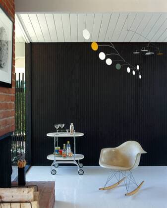Designklassiker von Ray und Charles Eames Eames RAR Rocker with drinks trolley and art mobile, USA  Copyright: xRichardxPowersx 14372-210-1