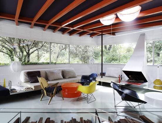 Designklassiker von Ray und Charles Eames designer furniture seating in contemporary living room in Spanish home Spain  Copyright: xRichardxPowersx 14438-290-1