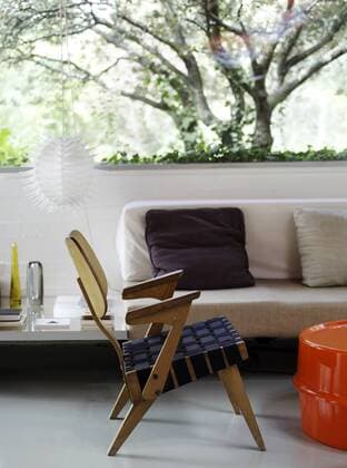 Designklassiker von Ray und Charles Eames Seating in contemporary living room in Spanish home Spain  Copyright: xRichardxPowersx 14438-300-1