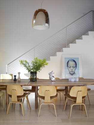 Designklassiker von Ray und Charles Eames Eames chairs at table in contemporary dining room in USA home USA  Copyright: xRichardxPowersx 14446-400-1