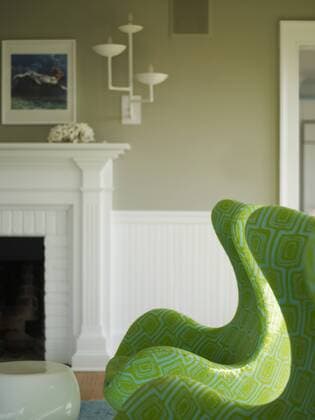 Designklassiker von Arne Jacobsen Green chairs in living room in New York home USA  Copyright: xRichardxPowersx 14451-330-1