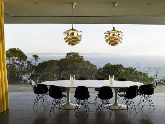 Designklassiker von Ray und Charles Eames Oval shaped table on terrace overlooking sea beyond from Palm Beach home, Australia Australia  Copyright: xRichardxPowersx 14468-20-1