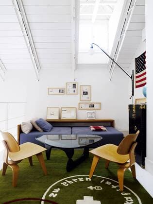 Designklassiker von Ray und Charles Eames Seating around coffee table in Brazilian home Spain  Copyright: xRichardxPowersx 14482-280-1