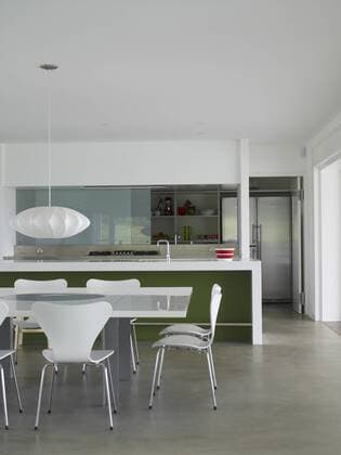 Designklassiker von Arne Jacobsen Table and chairs in spacious open plan kitchen in Australian home Australia  Copyright: xRichardxPowersx 14498-60-1