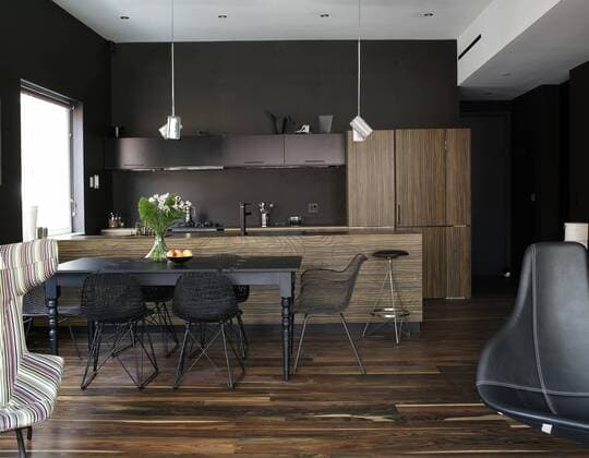 Designklassiker von Ray und Charles Eames Table and chairs in spacious open plan kitchen in USA home USA  Copyright: xRichardxPowersx 14541-90-1