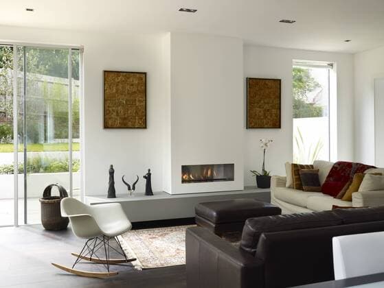 Designklassiker von Ray und Charles Eames Seating area with glass doors and modern fire place in Church Road home, UK United Kingdom  Copyright: xAlistairxNichollsx 14749-80-1