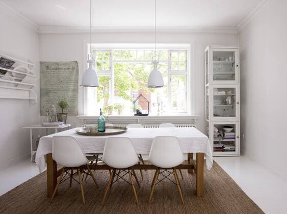 Designklassiker von Ray und Charles Eames Dining room with shelves and bar stools in Hanne Davidsen home renovation, Silkesborg, Denmark. Denmark  Copyright: xJensxBarslundx 14845-30-1