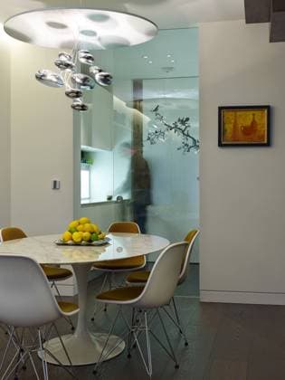 Dining room with glass wall partition in Compass Court Apartment, Shad Thames, London, England, UK United Kingdom  Copyright: xDavidxChurchillx 15009-70-1
