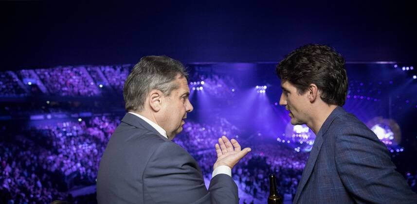 Bilder des Tages Bundesaussenminister Sigmar Gabriel (l), SPD, nimmt am Global Citizen Concert in der Barclaycard-Arena im Rahmen des G20-Gipfels, teil und trifft Justin Trudeau, Kanadischer Premierminister. 06.07.2017, Hamburg. Hamburg Deutschland Copyright: xIngaxKjerx