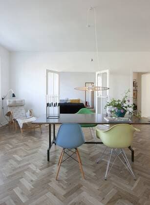 Designklassiker von Ray und Charles Eames Modernism in the Cake House . A dining table with small chairs. Denmark  Copyright: xJensxBarslundx 15382-60-1
