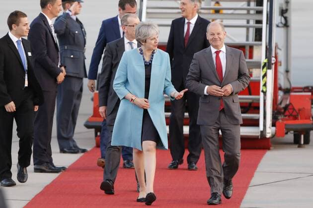 Hamburgs Bürgermeister Olaf Scholz (SPD, rechts) begrüßt Theresa May (Premierministerin Großbritannien). Hamburg s major Olaf Scholz welcomes Theresa May (Prime Minister of Great Britain, UK). Diskutieren, discuss, gestikulieren, gesticulate, News, Politik, Ankunft der G20-Regierungschefs am Flughafen Hamburg (HAM), xtgx