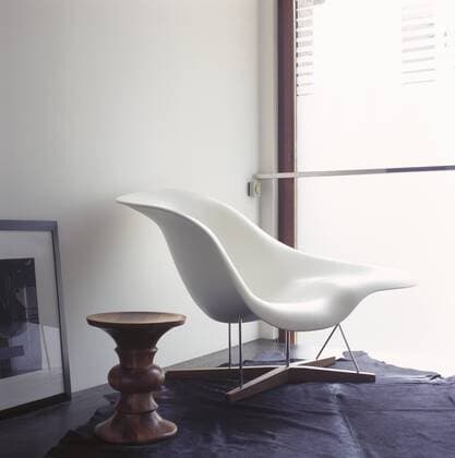 Designklassiker von Ray und Charles Eames Charles and Ray Eames Le Chaise next to window, Architects: Architects: Ken McKay United Kingdom  Copyright: xJamesxBalstonx 26051-1580-1