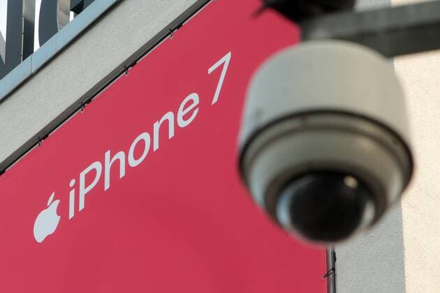 Video Überwachungskamera mit Werbeplakat für das Apple Iphone 7 an der Konstablerwache in Frankfurt, Hessen, Deutschland