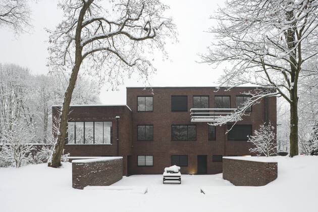 Residential building called Haus Lange, designed by architect Ludwig Mies van der Rohe in 1928 and completed in 1930 in Krefeld, Germany. Now converted and a apart of Krefeld Art Museum Krefeld Nordrhein-Westfalen Germany  Copyright: xFlorianxMonheimx 40025-3380-1