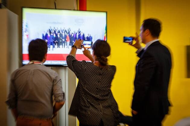 07.07.2017,Germany,GER, G20 Hamburg Summit Meeting, Gruppenfoto der G20 Teilnehmer, TV, Smartphones.