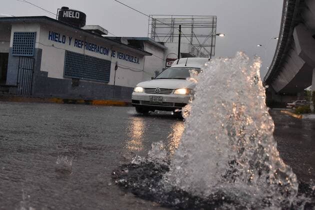 July 7, 2017 - Mexico - EUM20170707SOC03.JPG.VERACRUZ, Ver., RainsLluvias-Veracruz.- Ante las constantes lluvias en la region de Veracruz y Boca del Rio, el ejercito mexicano activo el plan DN III para evacuar habitantes de las colonias bajas de la zona, ya que ademas de calles y avenidas anegadas se han presentado deslaves este 7 de julio de 2017. Foto: Agencia EL UNIVERSALAFBV Mexico  - ZUMAu78_ 20170707_zaf_u78_024 Copyright: xElxUniversalx