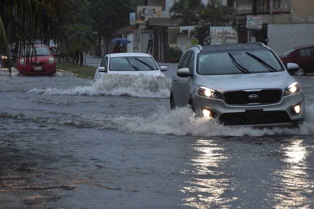 July 7, 2017 - Mexico - EUM20170707SOC04.JPG.VERACRUZ, Ver., RainsLluvias-Veracruz.- Ante las constantes lluvias en la region de Veracruz y Boca del Rio, el ejercito mexicano activo el plan DN III para evacuar habitantes de las colonias bajas de la zona, ya que ademas de calles y avenidas anegadas se han presentado deslaves este 7 de julio de 2017. Foto: Agencia EL UNIVERSALAFBV Mexico  - ZUMAu78_ 20170707_zaf_u78_027 Copyright: xElxUniversalx